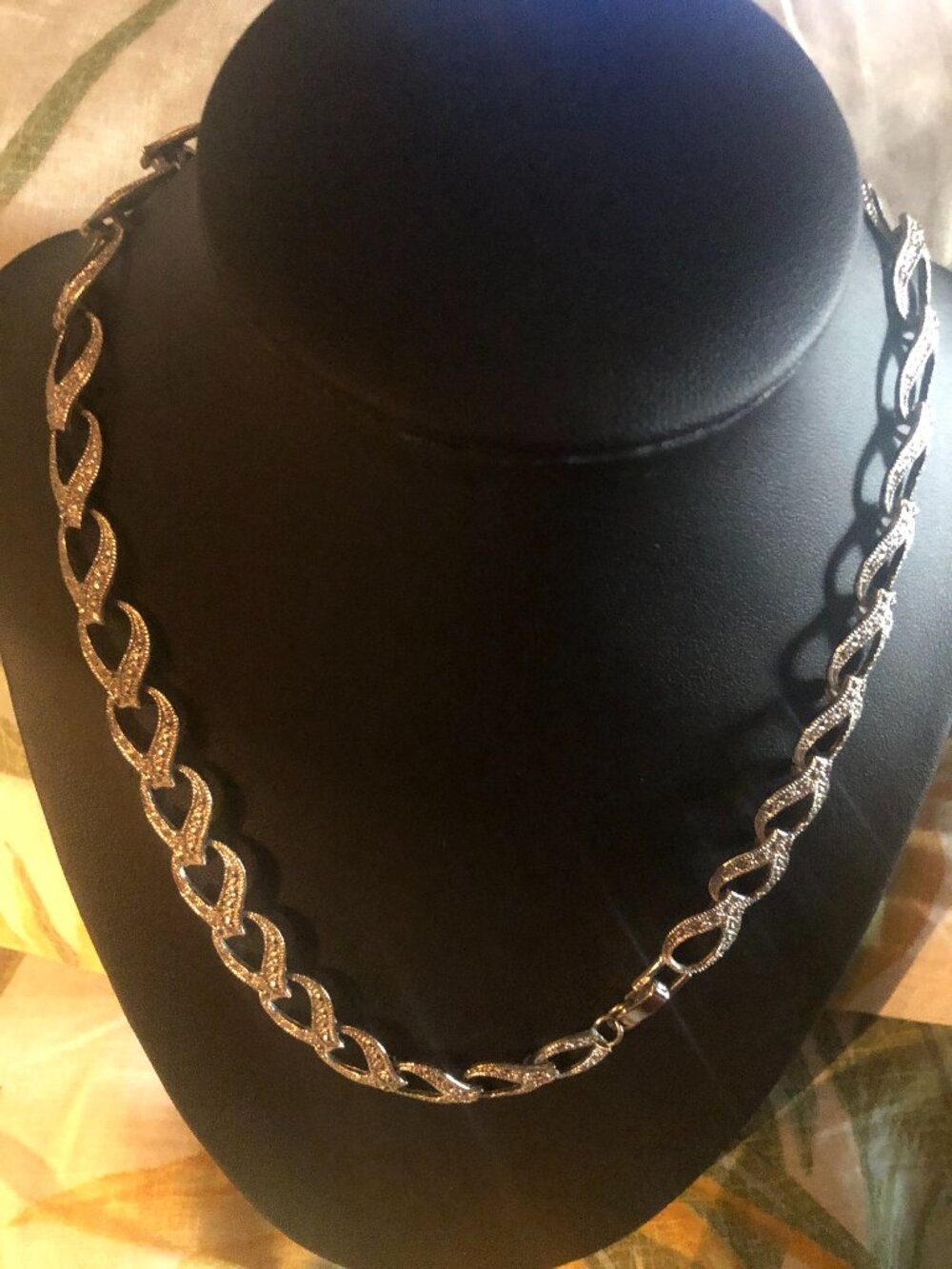 Women's 18 in gold and rhinestone chain necklace with clasp